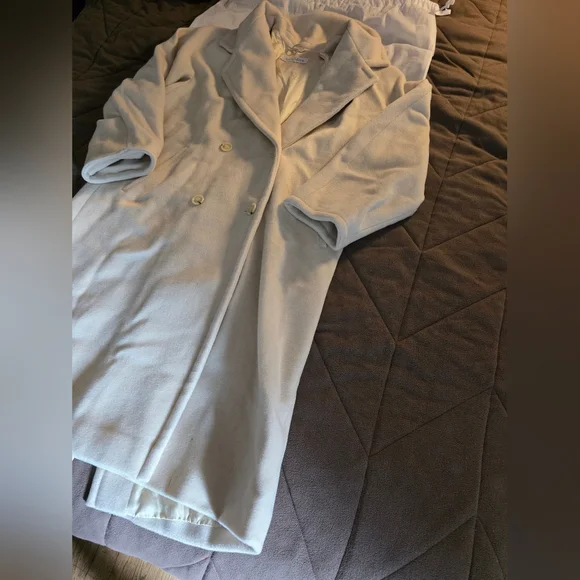 Max Mara HOT ITEM! The ORIGINAL Double Breasted Icon Coat in Neutral. Sz 6/38.